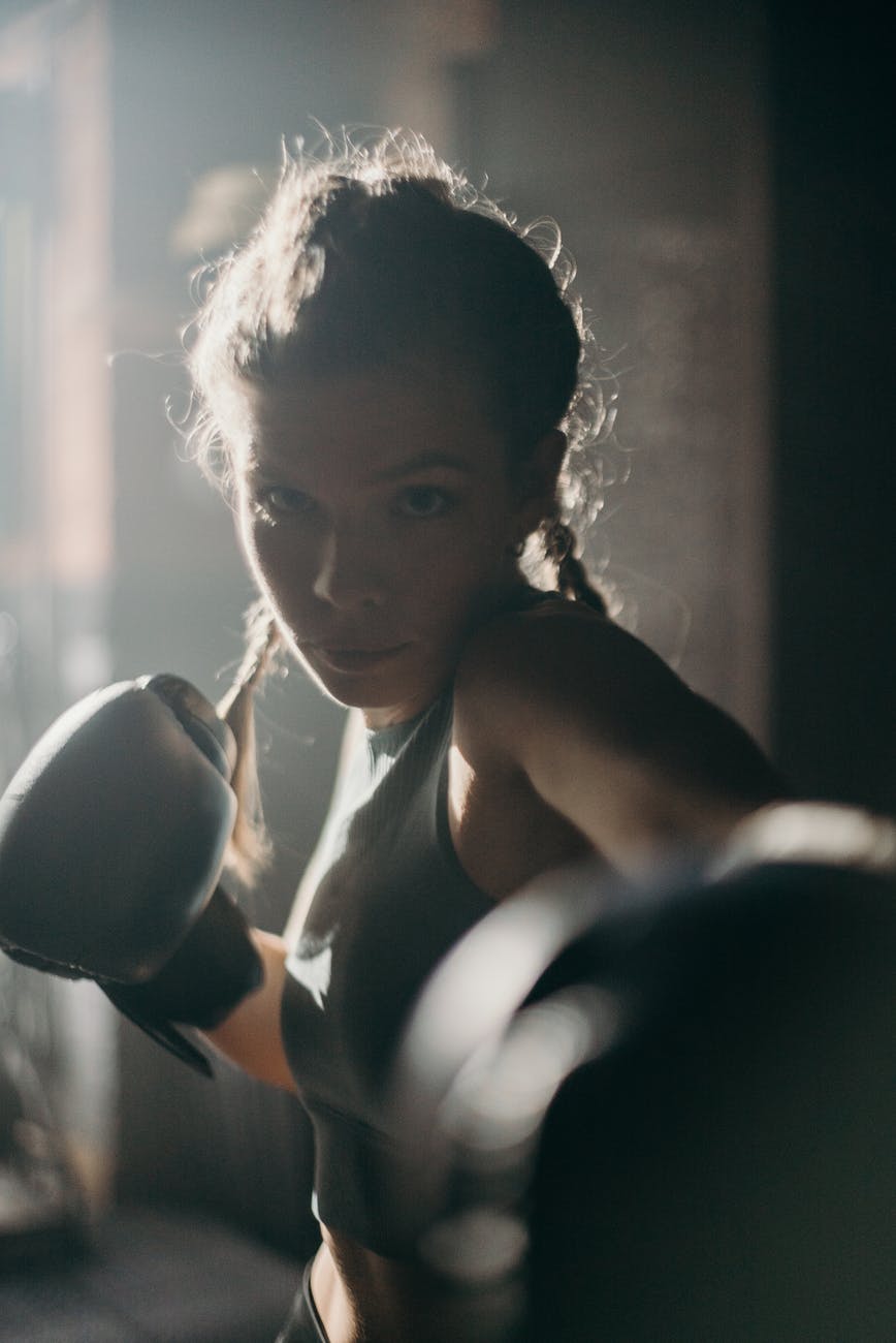 新年、あけましておめでとうございます 8 woman in black brassiere holding black kettle bell